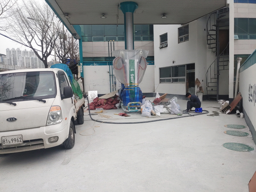 현장에서 공사 작업이 진행 중인 모습입니다. (사용하여, 아니라) · 자연광이 어우러져 콘크리트의 고급스러운 질감이 드러납니다.